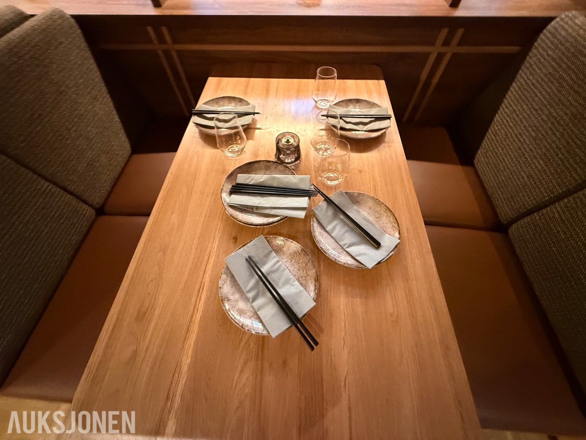 glass, bestikk, skåler og spisepinner fra restaurantdrift.