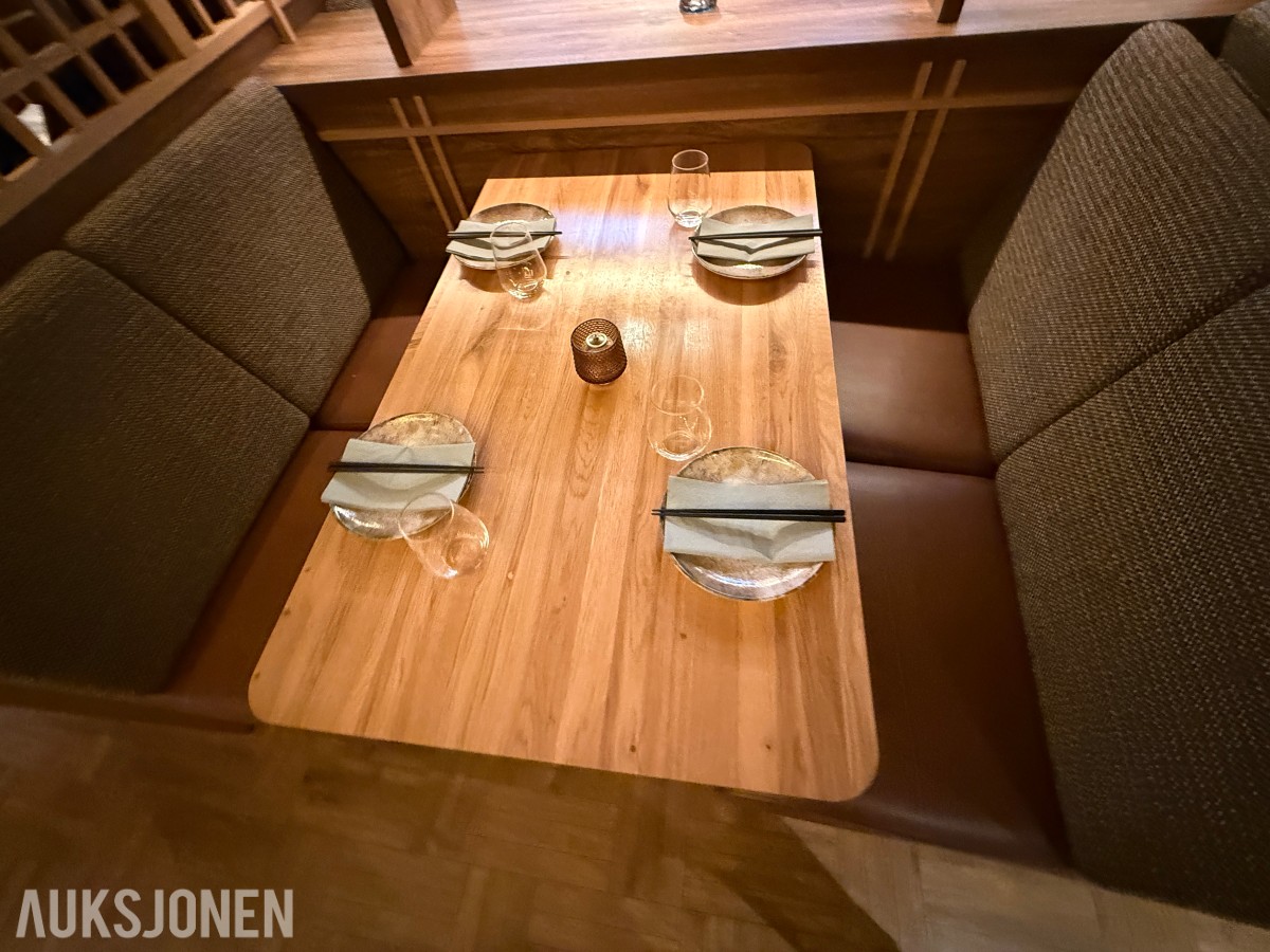 glass, bestikk, skåler og spisepinner fra restaurantdrift.