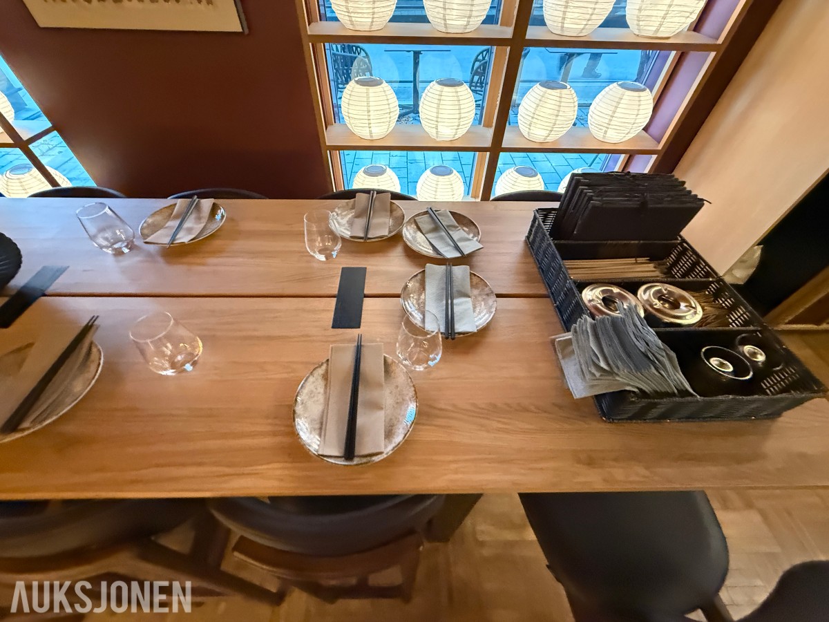 glass, bestikk, skåler og spisepinner fra restaurantdrift.