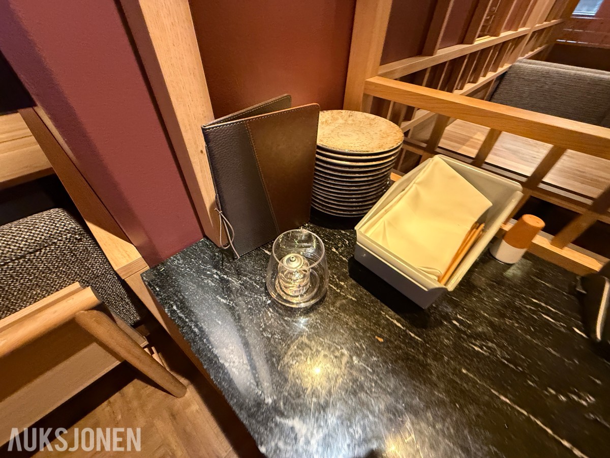glass, bestikk, skåler og spisepinner fra restaurantdrift.