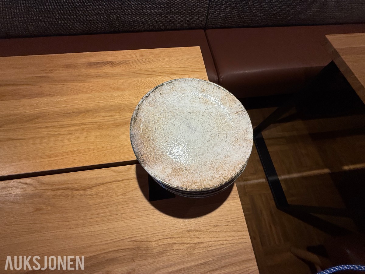 glass, bestikk, skåler og spisepinner fra restaurantdrift.