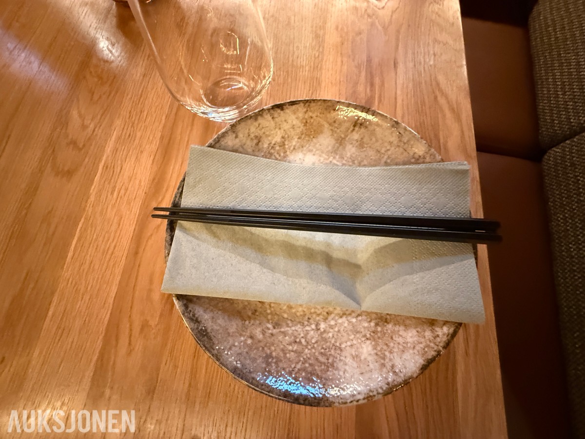 glass, bestikk, skåler og spisepinner fra restaurantdrift.