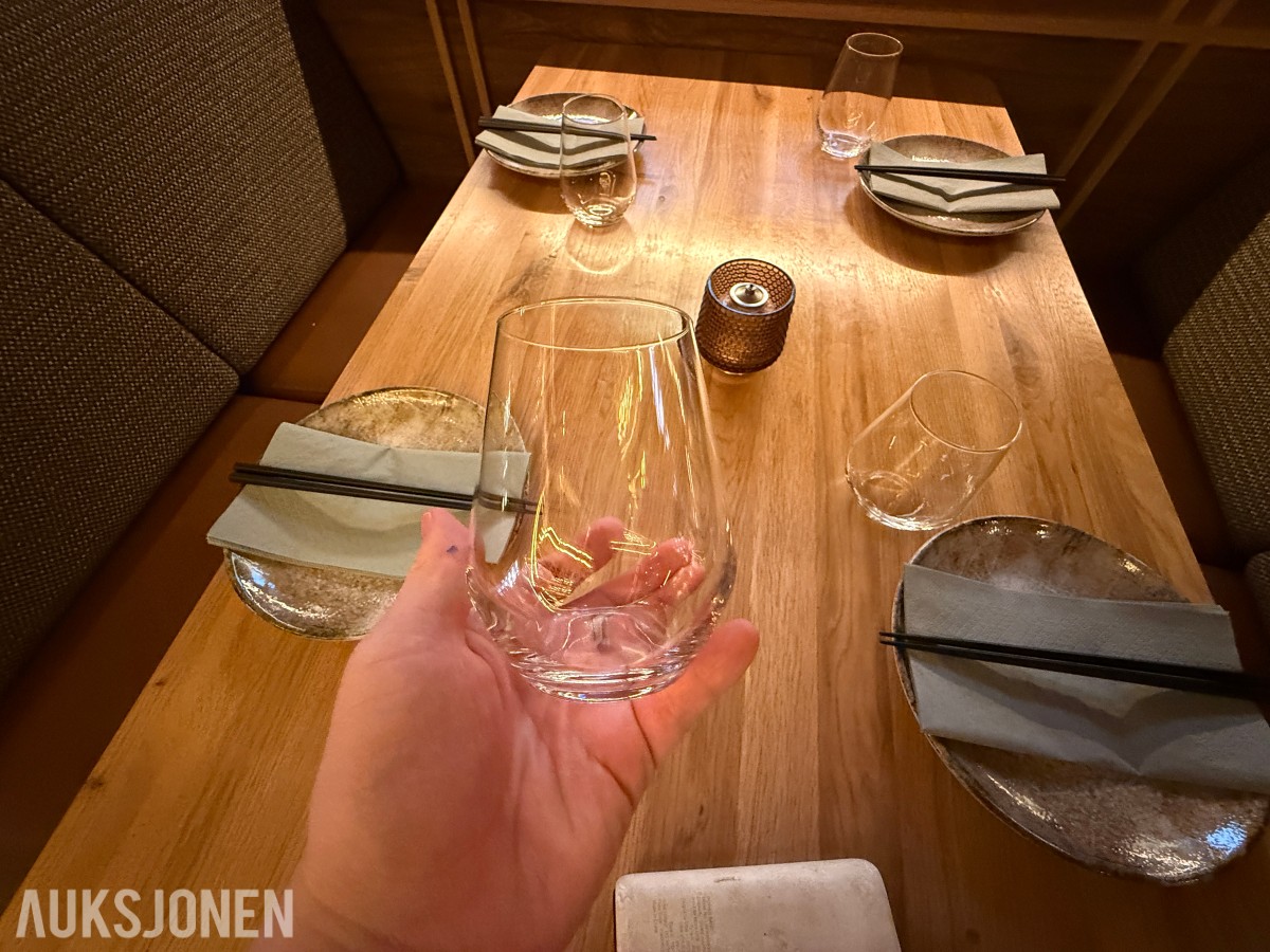 glass, bestikk, skåler og spisepinner fra restaurantdrift.