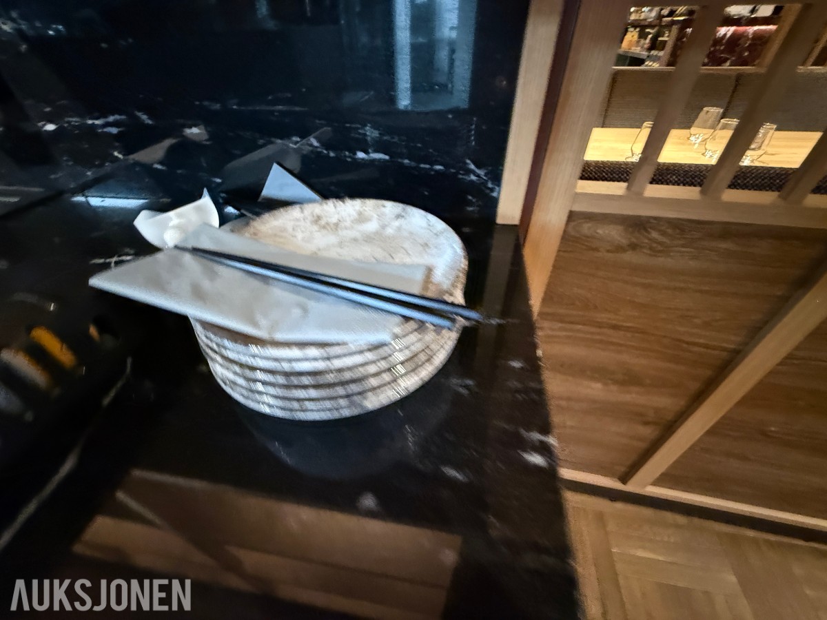 glass, bestikk, skåler og spisepinner fra restaurantdrift.
