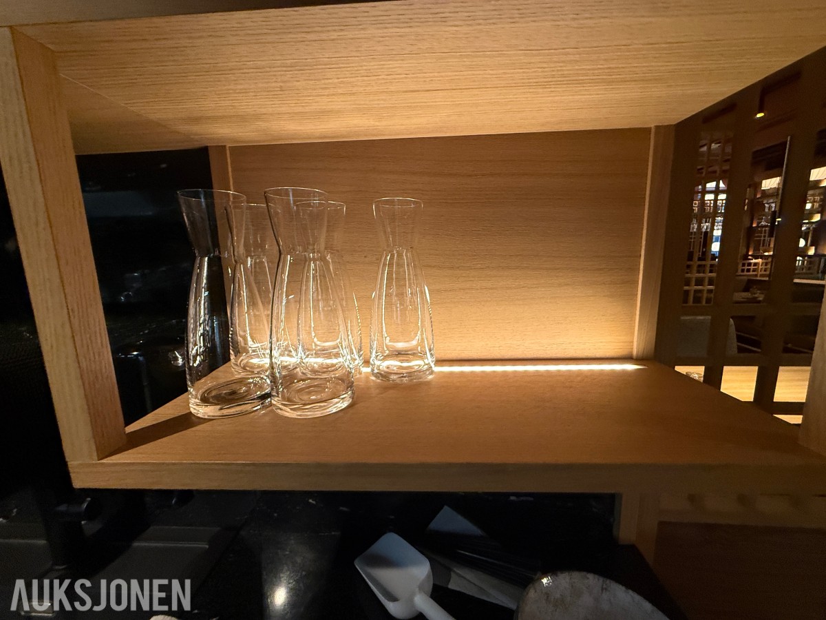 glass, bestikk, skåler og spisepinner fra restaurantdrift.