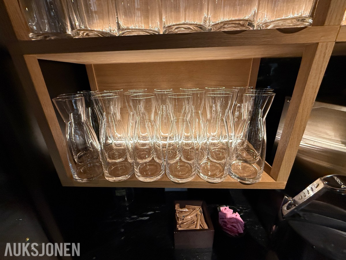 glass, bestikk, skåler og spisepinner fra restaurantdrift.