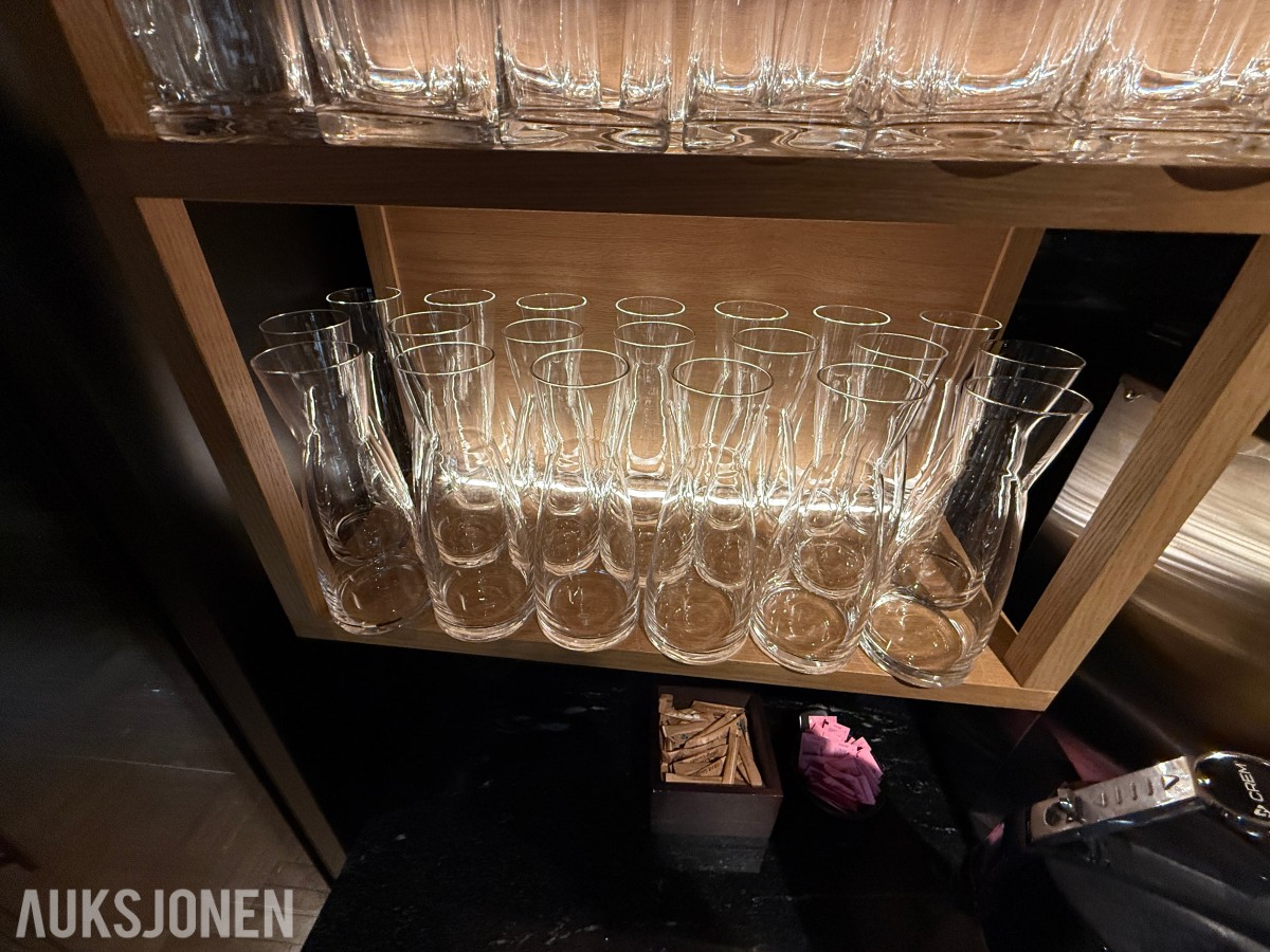 glass, bestikk, skåler og spisepinner fra restaurantdrift.