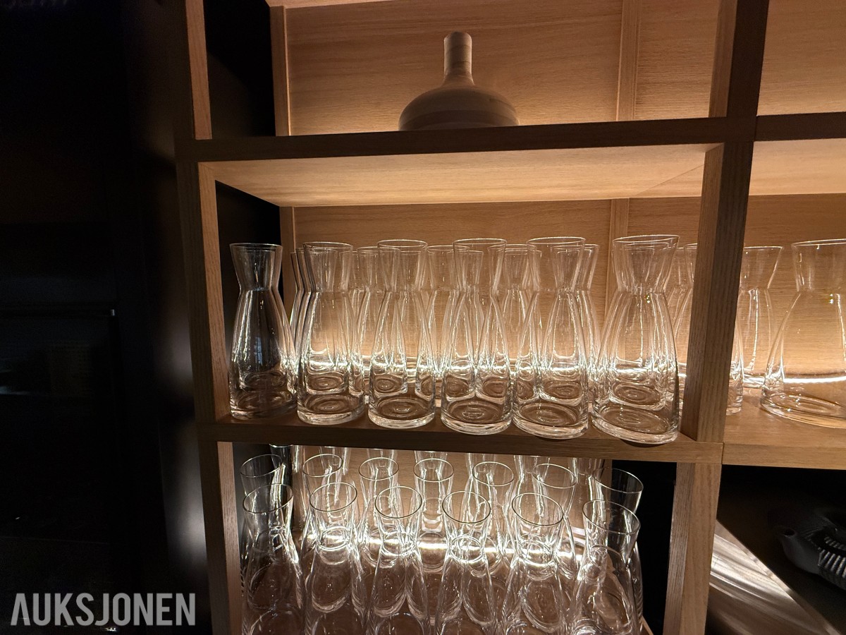 glass, bestikk, skåler og spisepinner fra restaurantdrift.
