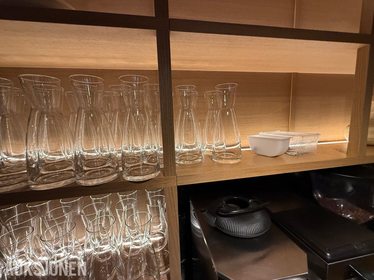 glass, bestikk, skåler og spisepinner fra restaurantdrift.