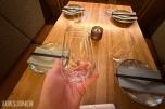 glass, bestikk, skåler og spisepinner fra restaurantdrift.