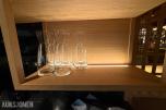 glass, bestikk, skåler og spisepinner fra restaurantdrift.