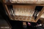 glass, bestikk, skåler og spisepinner fra restaurantdrift.