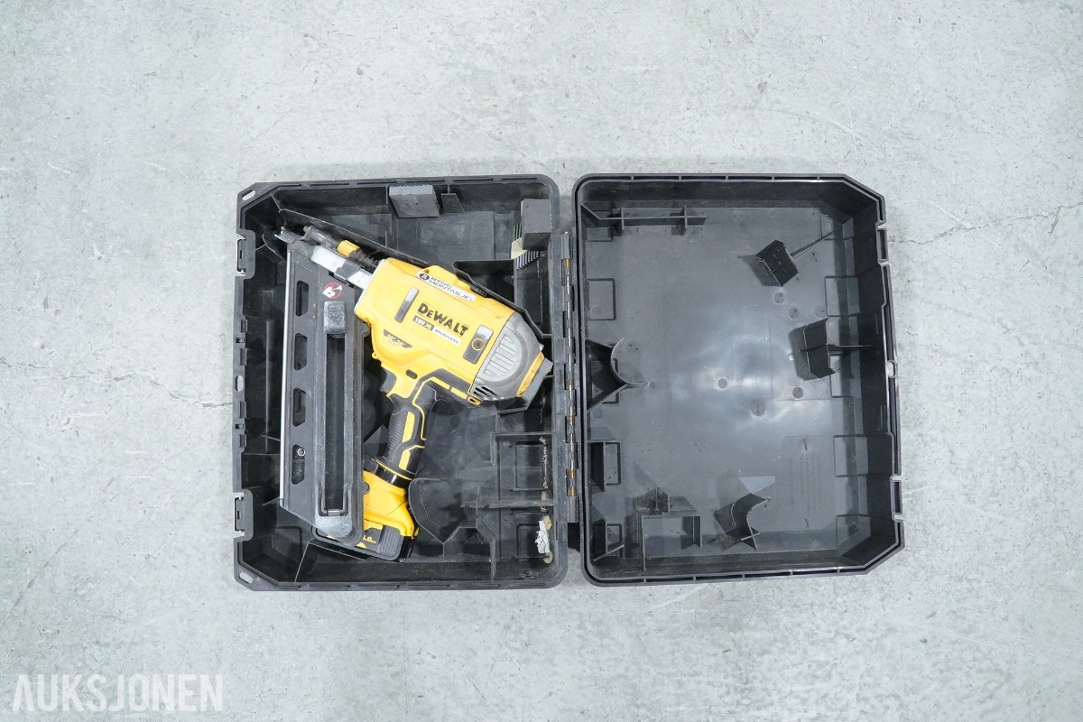 DeWalt verktøypakke med spikerpistoler, kapp-/gjærsag, borhammer, multiverktøy og sagstativ