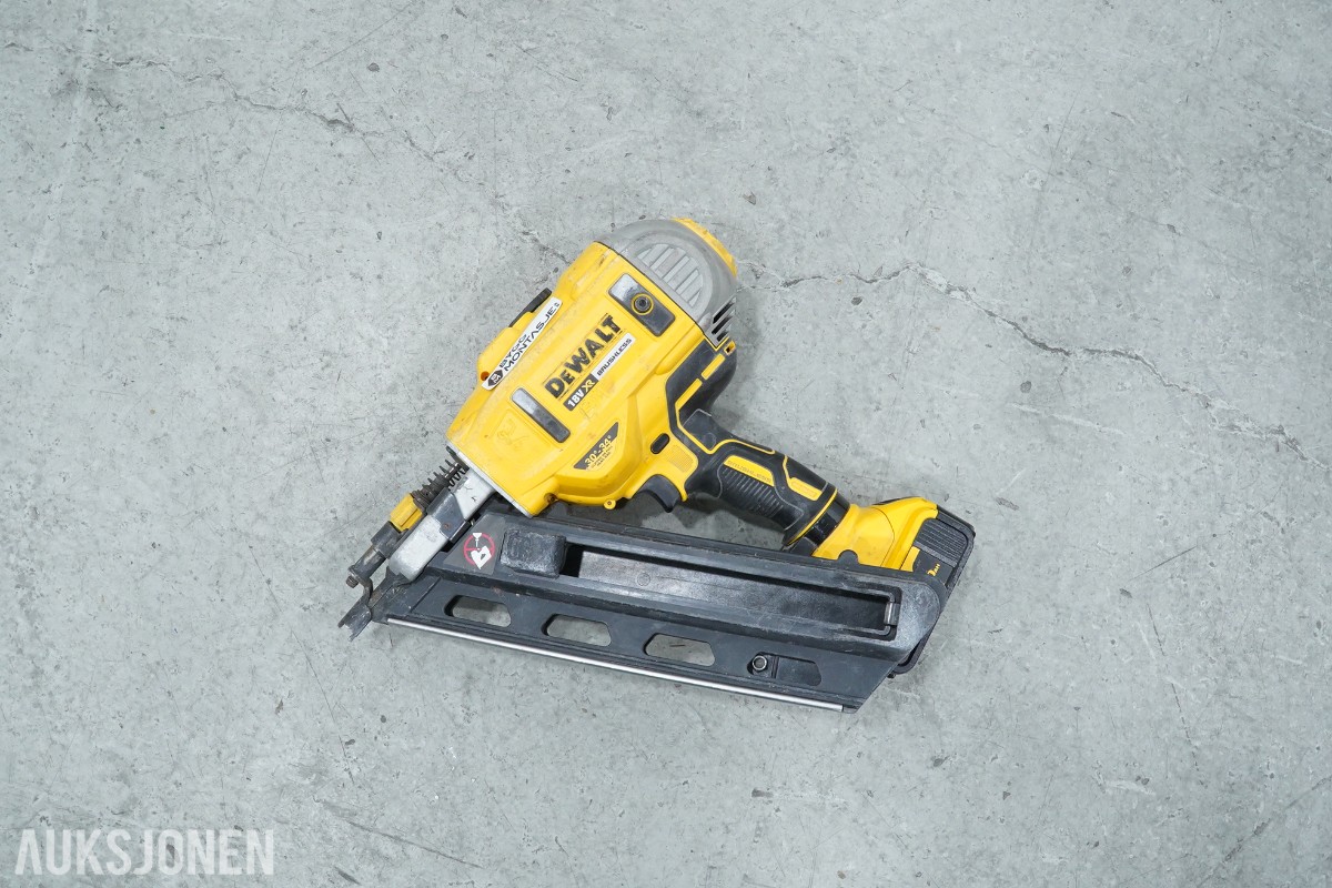 DeWalt verktøypakke med spikerpistoler, kapp-/gjærsag, borhammer, multiverktøy og sagstativ