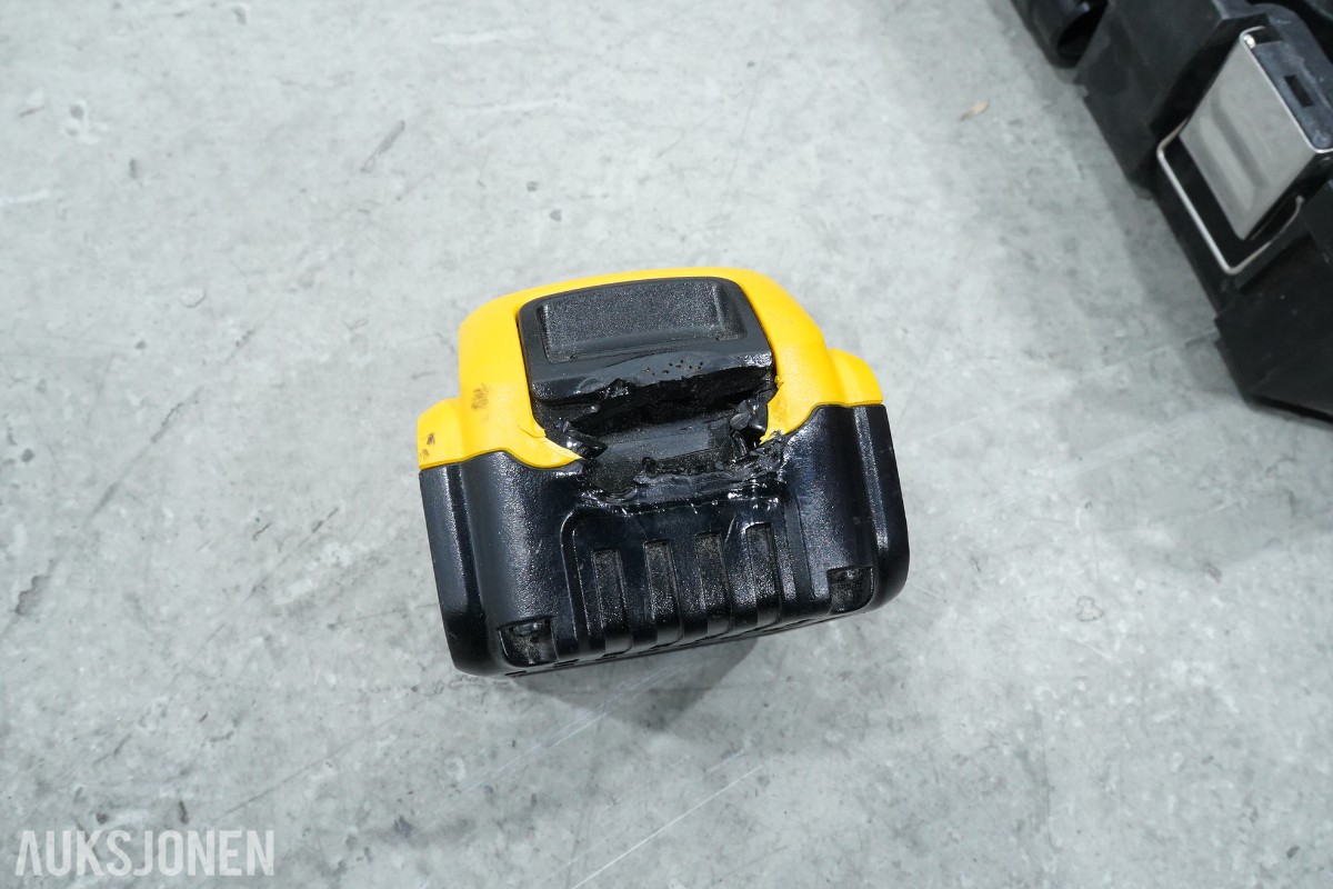 DeWalt verktøypakke med spikerpistoler, kapp-/gjærsag, borhammer, multiverktøy og sagstativ