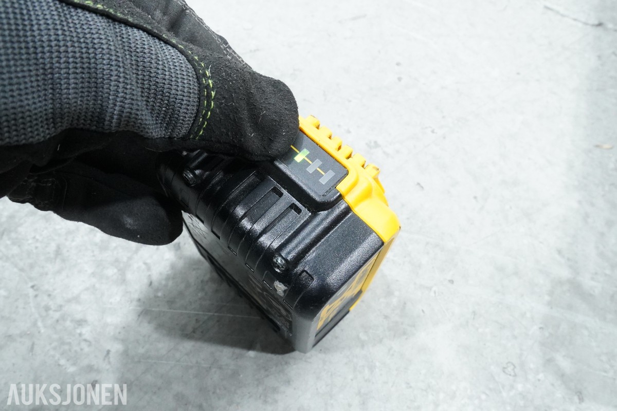 DeWalt verktøypakke med spikerpistoler, kapp-/gjærsag, borhammer, multiverktøy og sagstativ