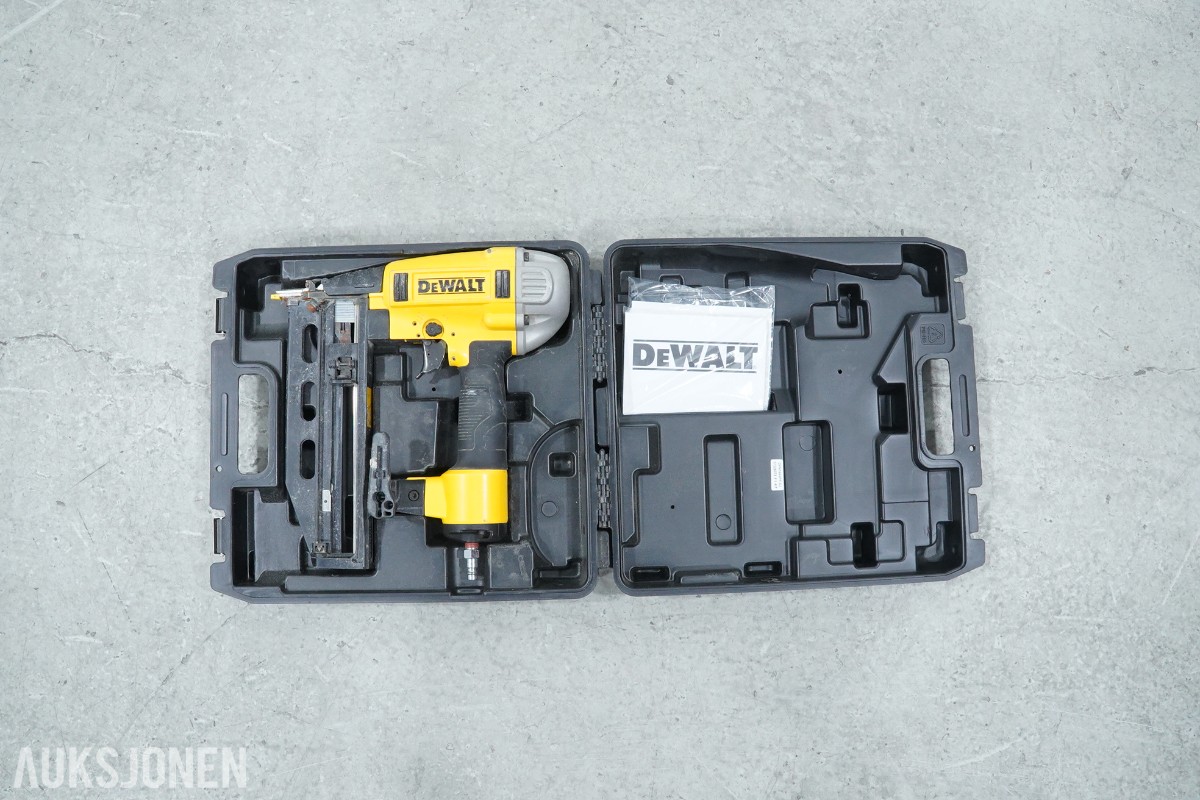 DeWalt verktøypakke med spikerpistoler, kapp-/gjærsag, borhammer, multiverktøy og sagstativ