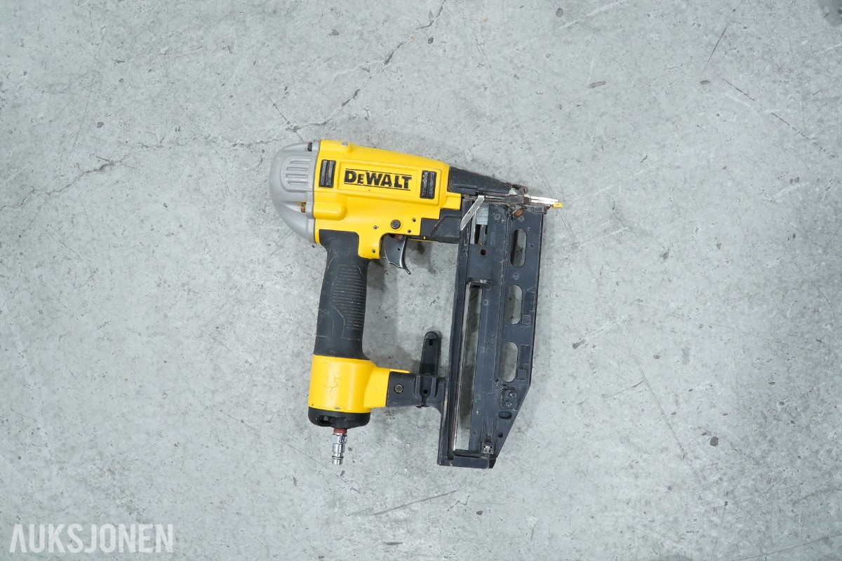 DeWalt verktøypakke med spikerpistoler, kapp-/gjærsag, borhammer, multiverktøy og sagstativ