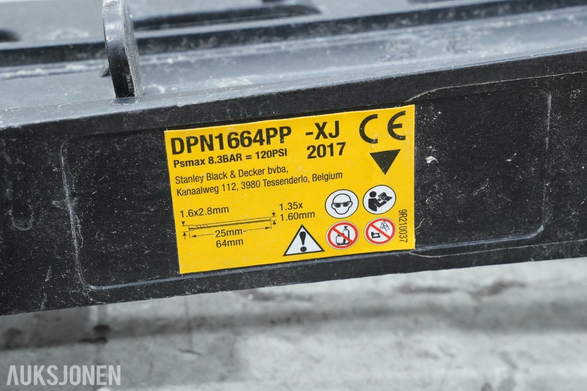 DeWalt verktøypakke med spikerpistoler, kapp-/gjærsag, borhammer, multiverktøy og sagstativ