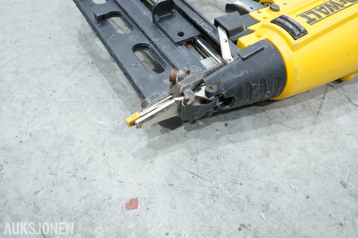 DeWalt verktøypakke med spikerpistoler, kapp-/gjærsag, borhammer, multiverktøy og sagstativ
