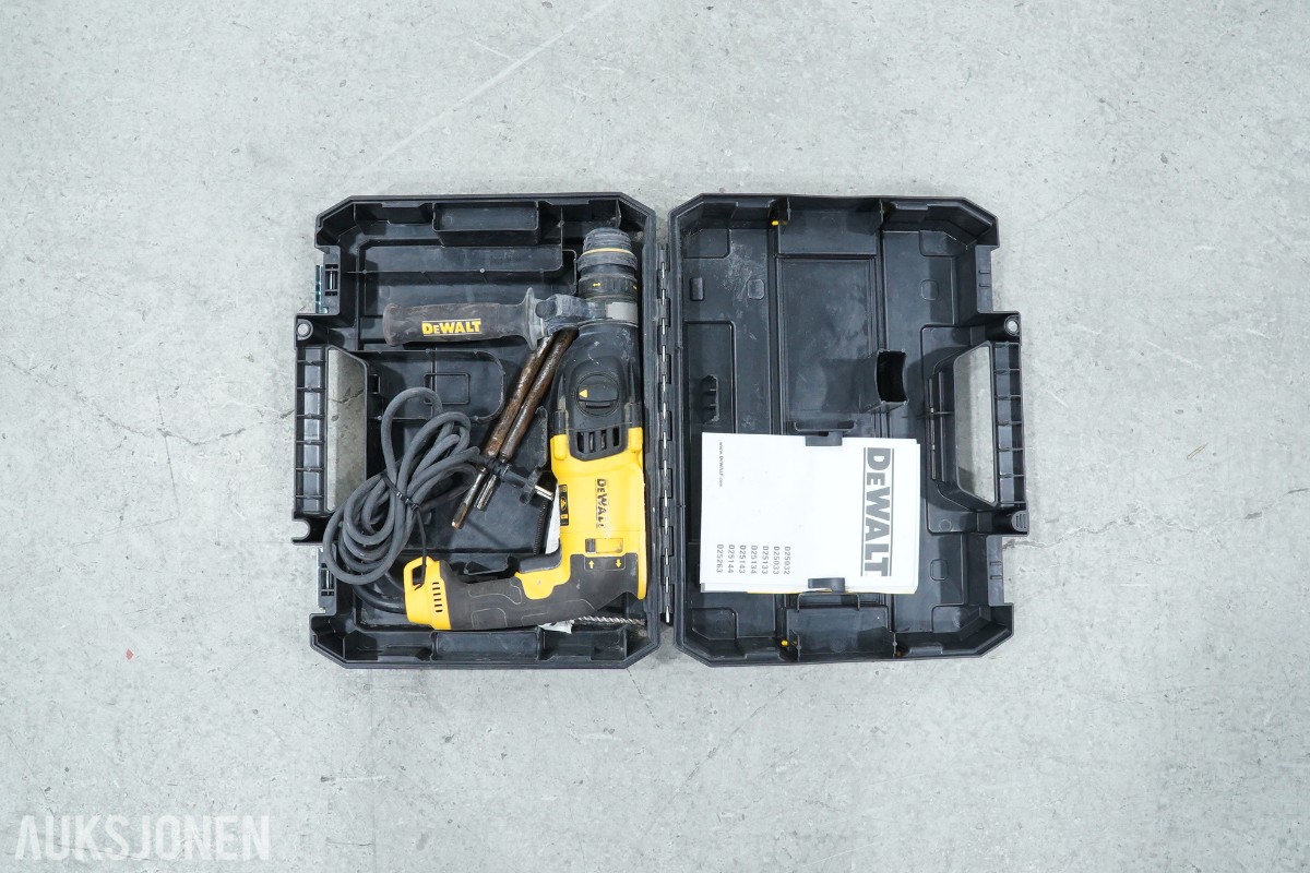 DeWalt verktøypakke med spikerpistoler, kapp-/gjærsag, borhammer, multiverktøy og sagstativ