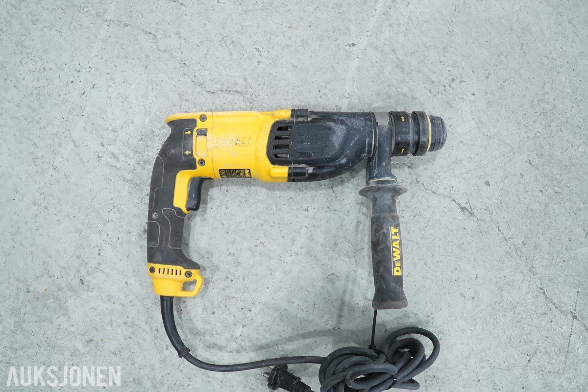 DeWalt verktøypakke med spikerpistoler, kapp-/gjærsag, borhammer, multiverktøy og sagstativ