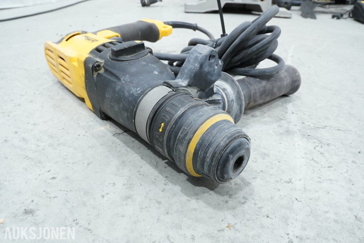 DeWalt verktøypakke med spikerpistoler, kapp-/gjærsag, borhammer, multiverktøy og sagstativ
