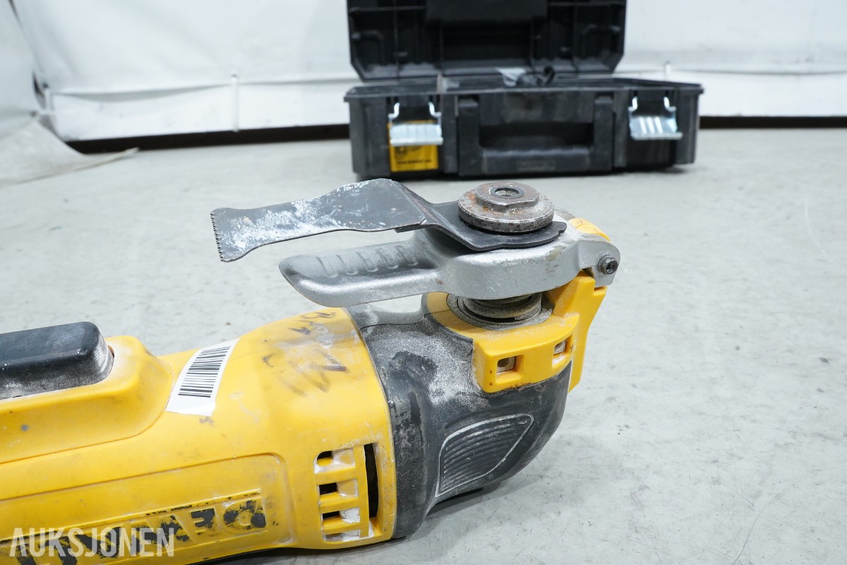 DeWalt verktøypakke med spikerpistoler, kapp-/gjærsag, borhammer, multiverktøy og sagstativ