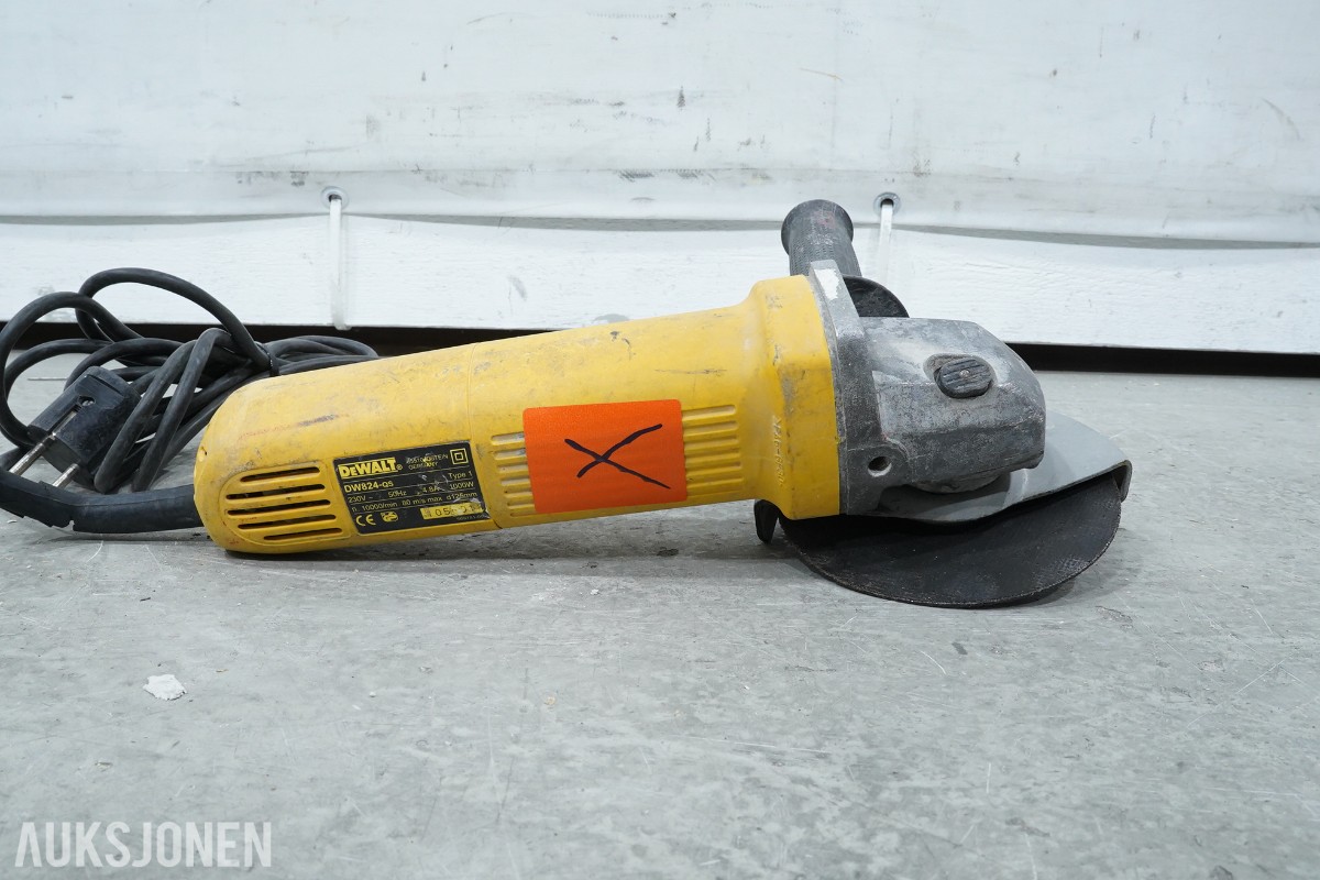DeWalt verktøypakke med spikerpistoler, kapp-/gjærsag, borhammer, multiverktøy og sagstativ
