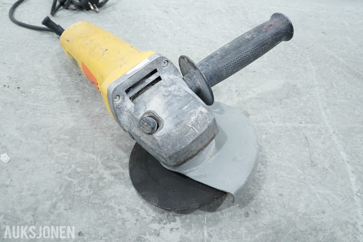 DeWalt verktøypakke med spikerpistoler, kapp-/gjærsag, borhammer, multiverktøy og sagstativ