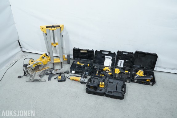 DeWalt verktøypakke med spikerpistoler, kapp-/gjærsag, borhammer, multiverktøy og sagstativ