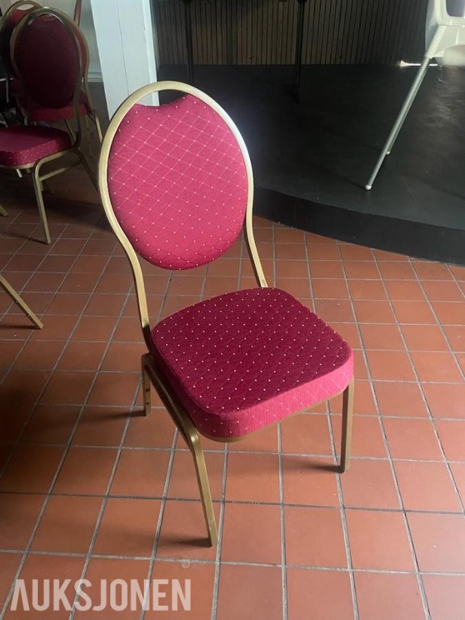 Ca. 200 stabelbare selskapsstoler – burgunderrødt trekk og gullfarget ramme
