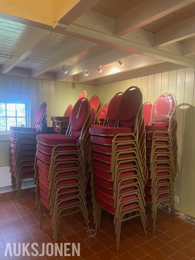 Ca. 200 stabelbare selskapsstoler – burgunderrødt trekk og gullfarget ramme