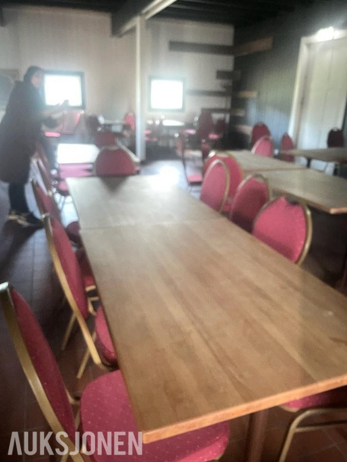 Ca. 200 stabelbare selskapsstoler – burgunderrødt trekk og gullfarget ramme