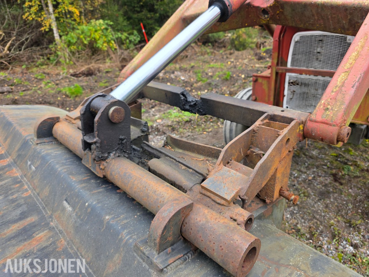1977 Ursus C 360 traktor lesseapparat-snøskuffe og grus skuffe