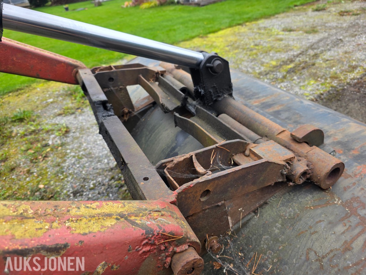 1977 Ursus C 360 traktor lesseapparat-snøskuffe og grus skuffe