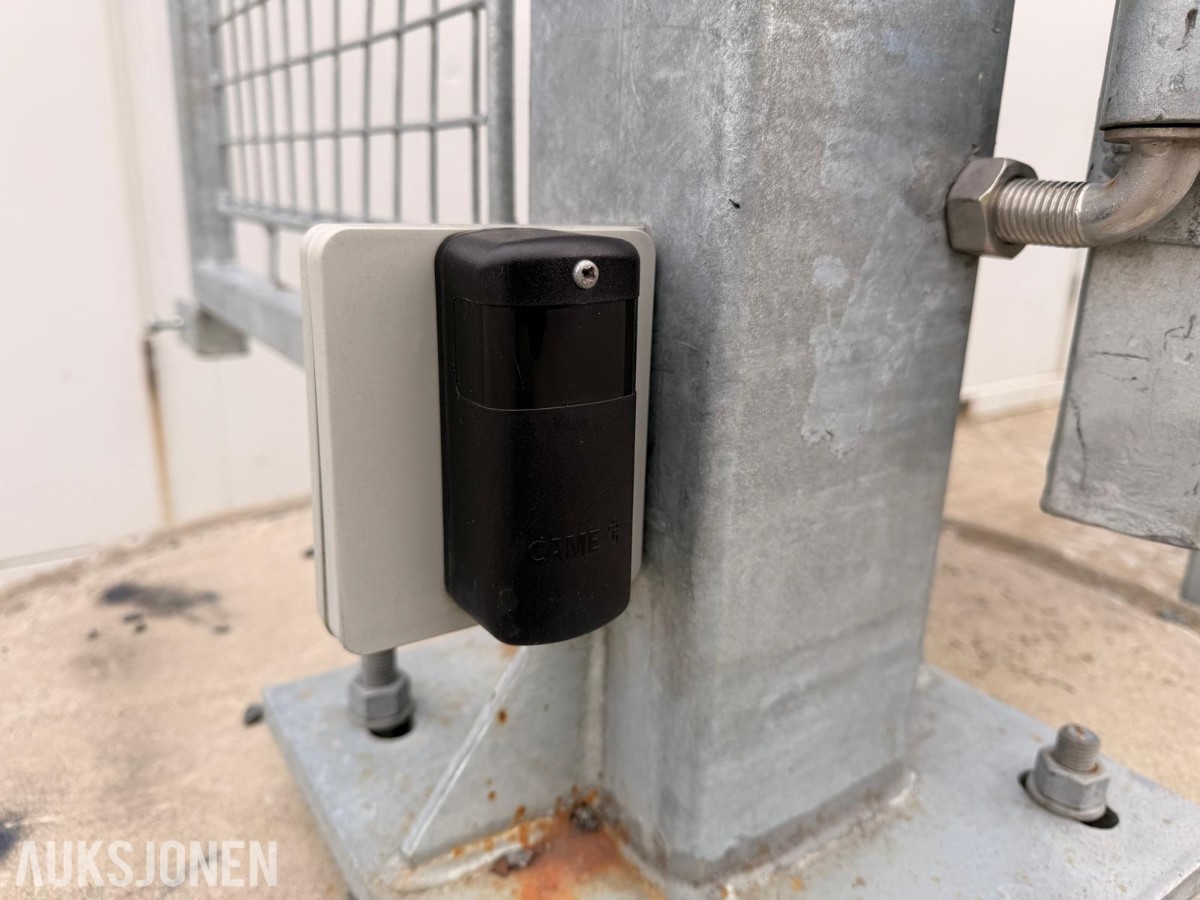 Elektrisk slagport med CAME portåpner og betongfundament