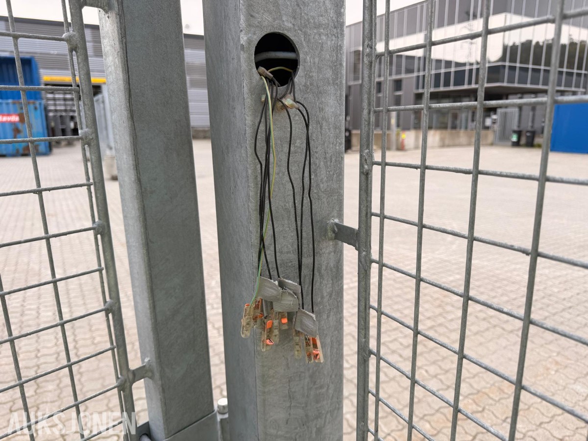 Elektrisk slagport med CAME portåpner og betongfundament
