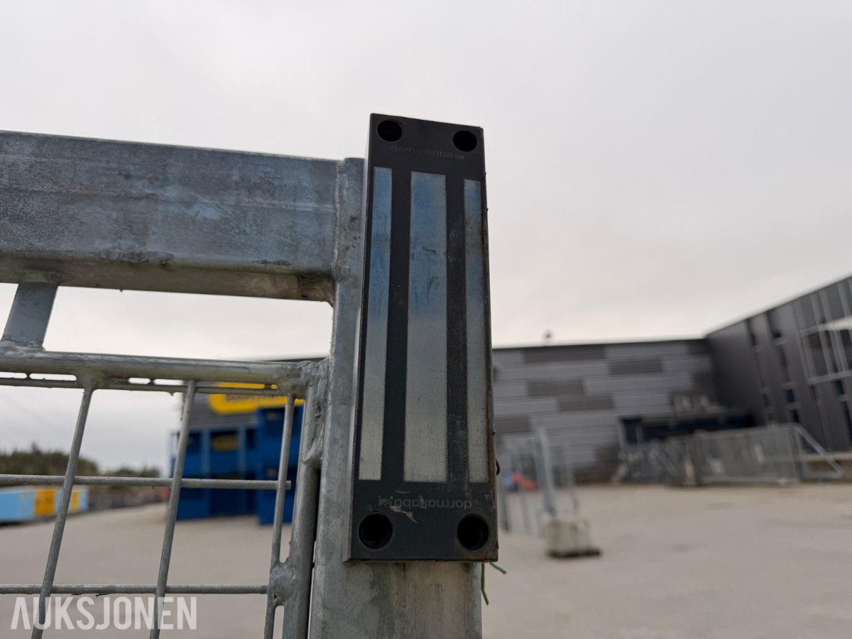 Elektrisk slagport med CAME portåpner og betongfundament