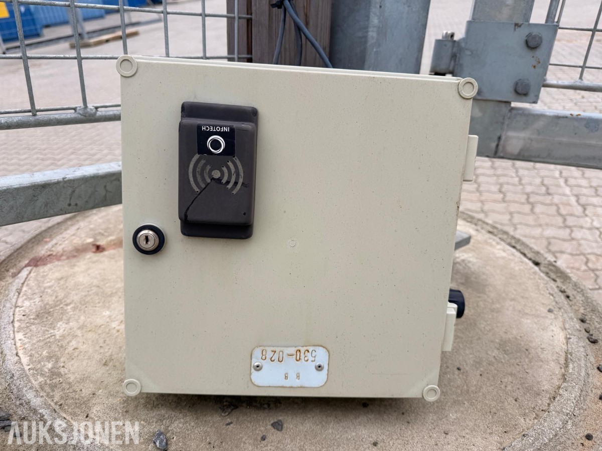 Elektrisk slagport med CAME portåpner og betongfundament