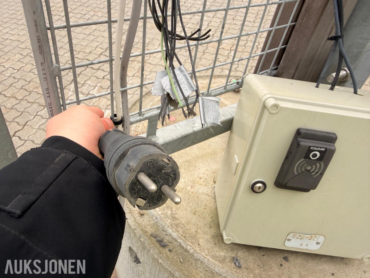 Elektrisk slagport med CAME portåpner og betongfundament