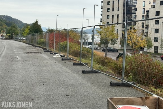 Byggjerder ca. 370 meter komplett med føtter og fester + stort parti ekstra føtter til gjerder/skilt
