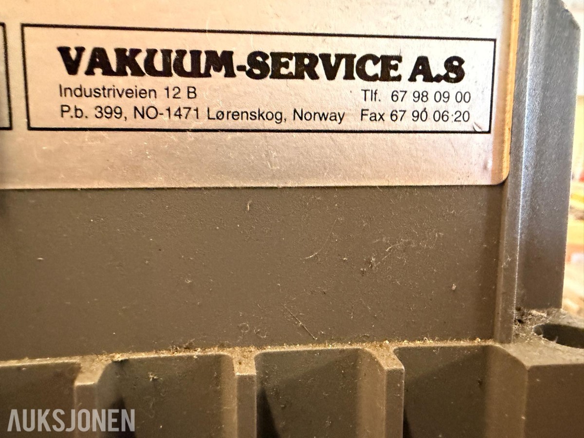 Spesialbygget oljeutskiller med pumpe og tank