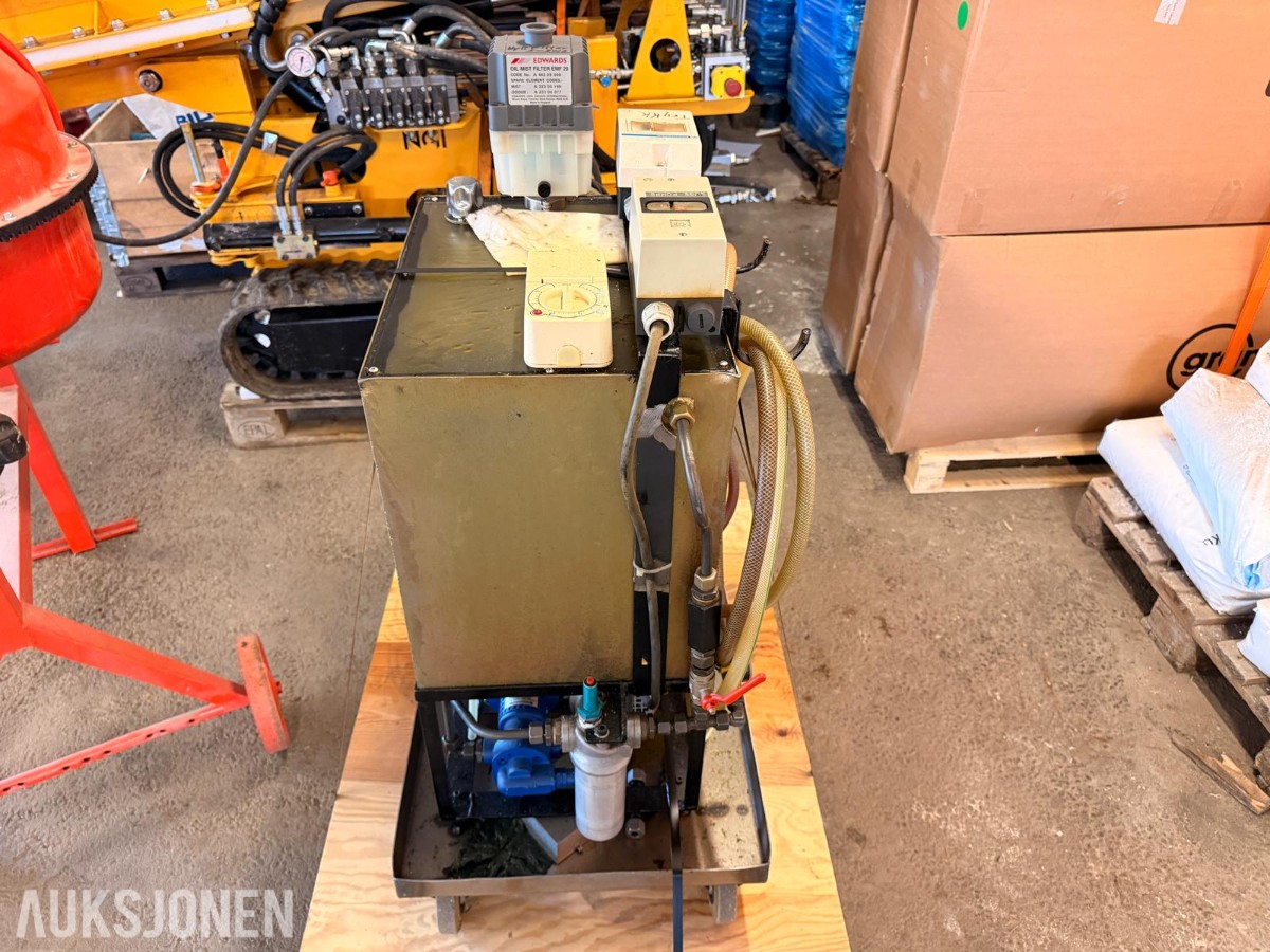 Spesialbygget oljeutskiller med pumpe og tank