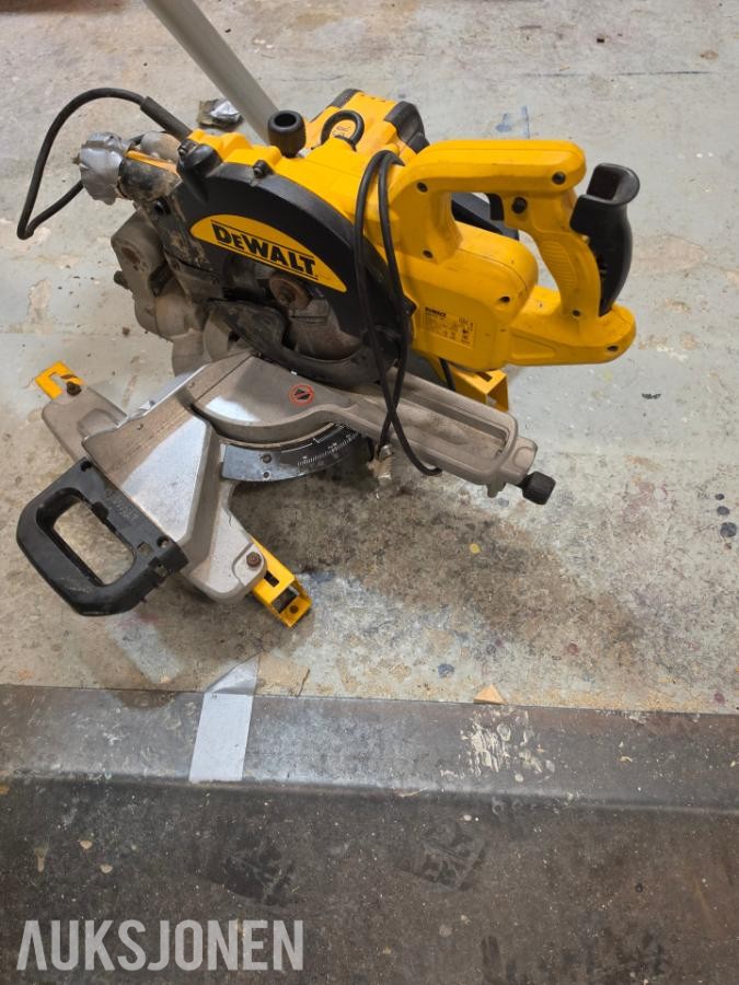 2018 DeWalt DWS773 kapp- og gjærsag med DeWalt sagbord