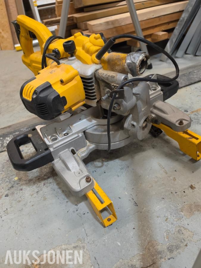 2018 DeWalt DWS773 kapp- og gjærsag med DeWalt sagbord