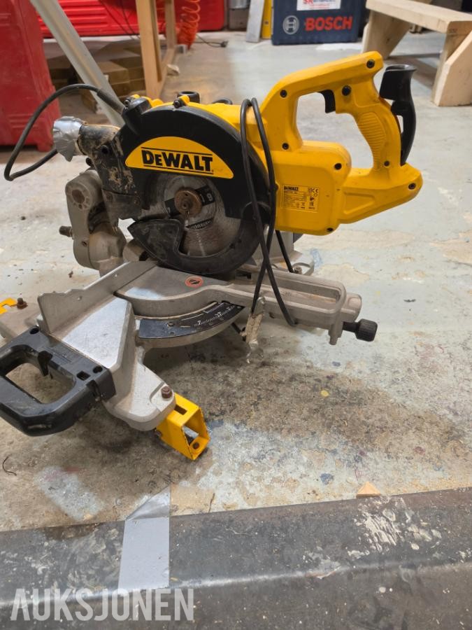 2018 DeWalt DWS773 kapp- og gjærsag med DeWalt sagbord