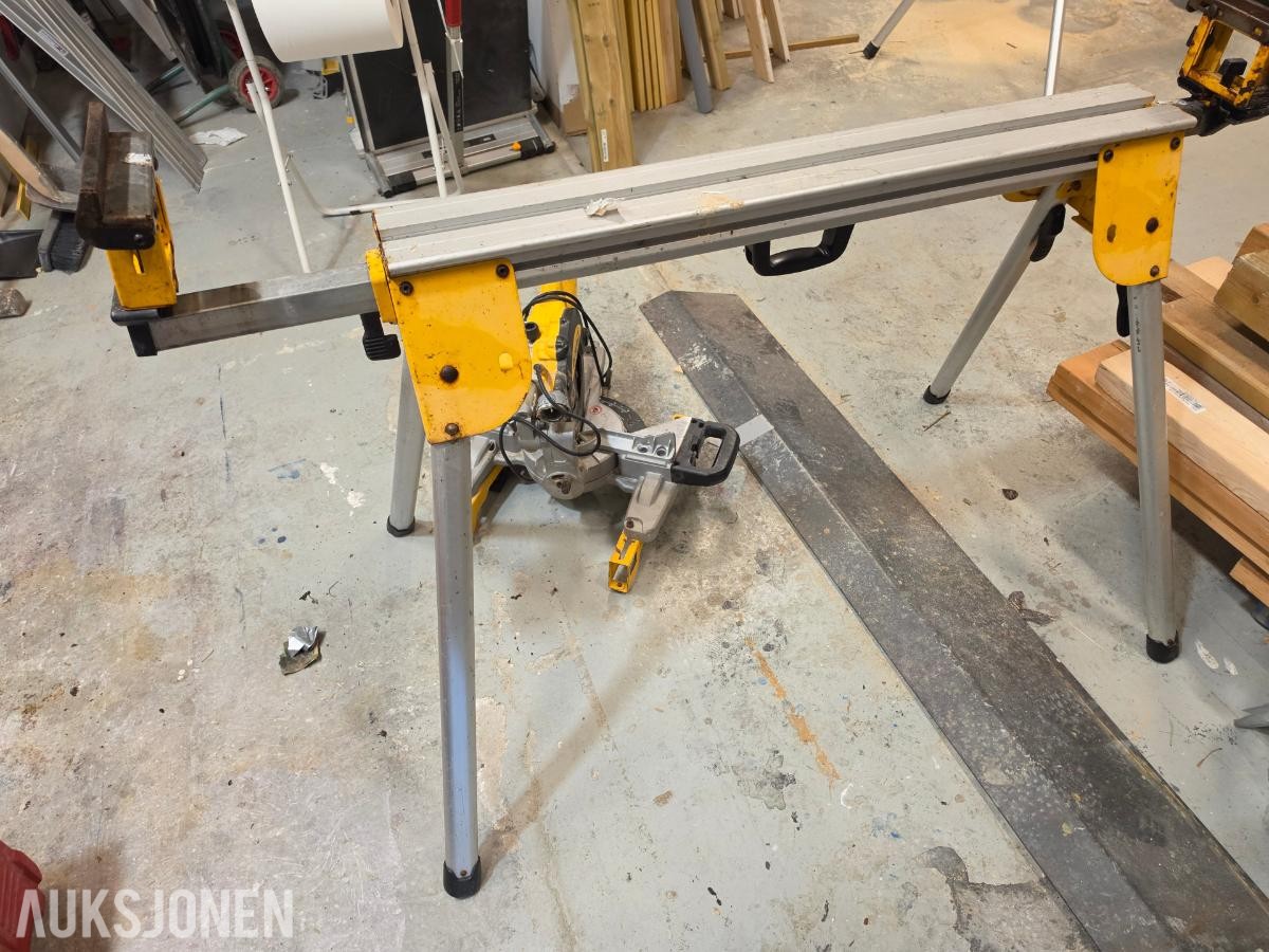 2018 DeWalt DWS773 kapp- og gjærsag med DeWalt sagbord