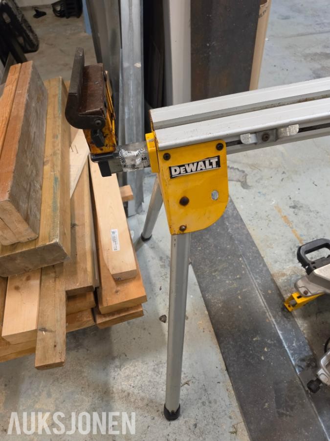 2018 DeWalt DWS773 kapp- og gjærsag med DeWalt sagbord