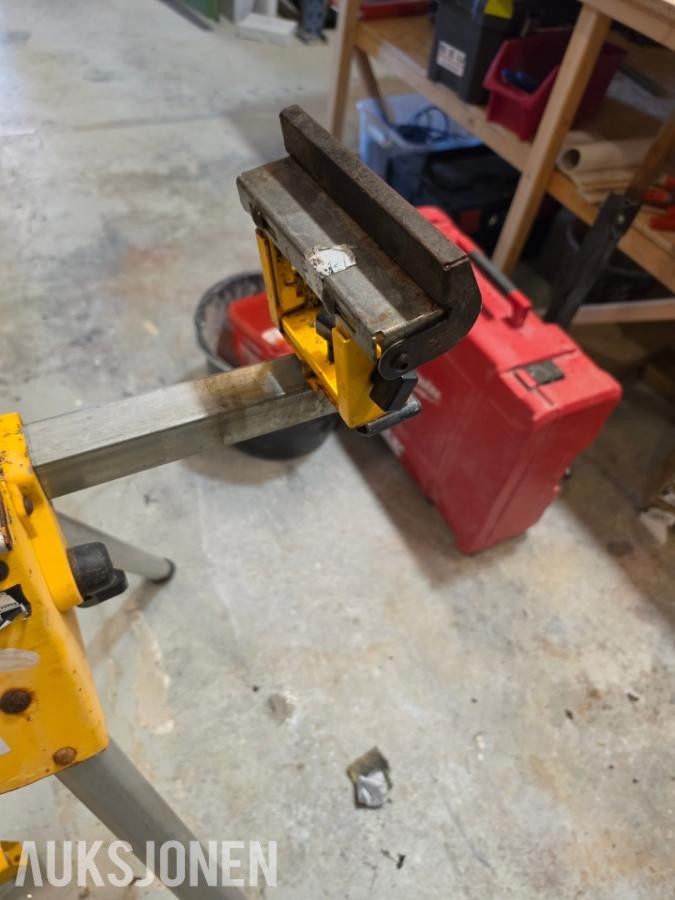 2018 DeWalt DWS773 kapp- og gjærsag med DeWalt sagbord